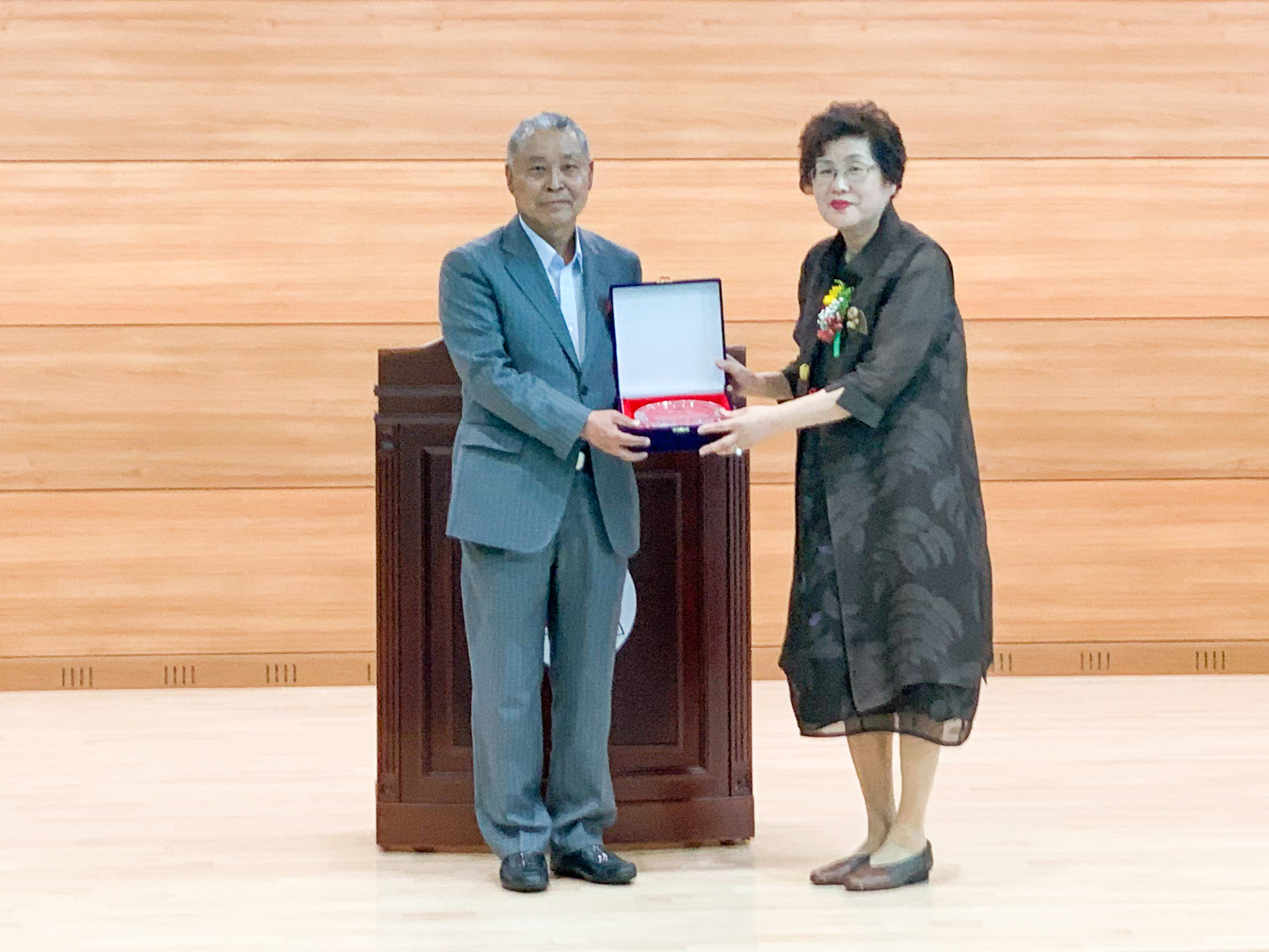 이창선 부의장 교육환경 개선 감사패 받아 이미지